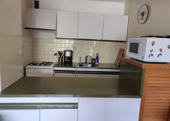 T2- Piscine- Commerces- Plages- Clim *